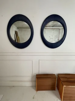 Miroir mural ovale années 1970 skaï bleu