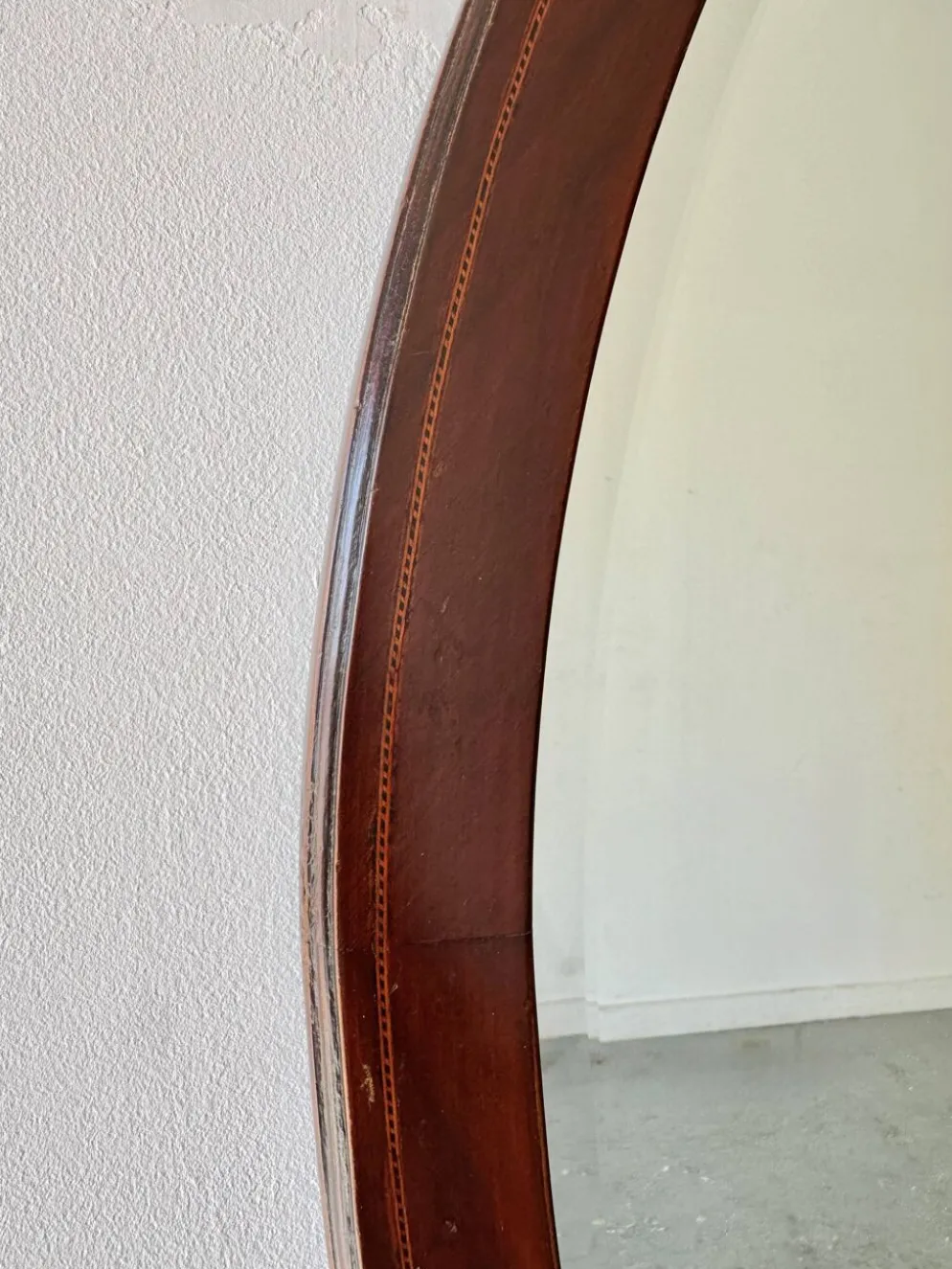 Miroir mural ovale en acajou ancien