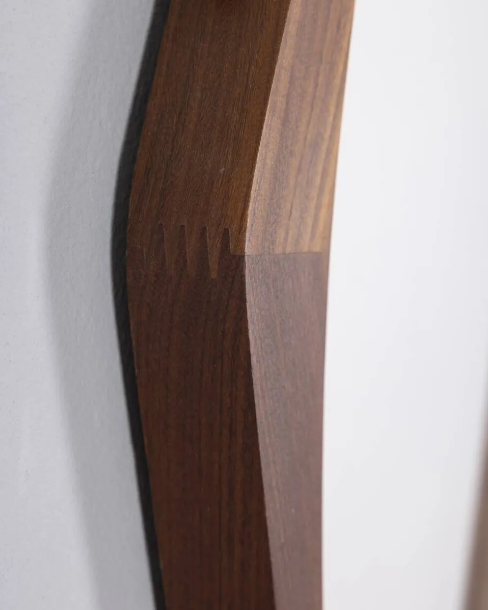 Miroir mural ovale vintage en bois des années 1960, design italien