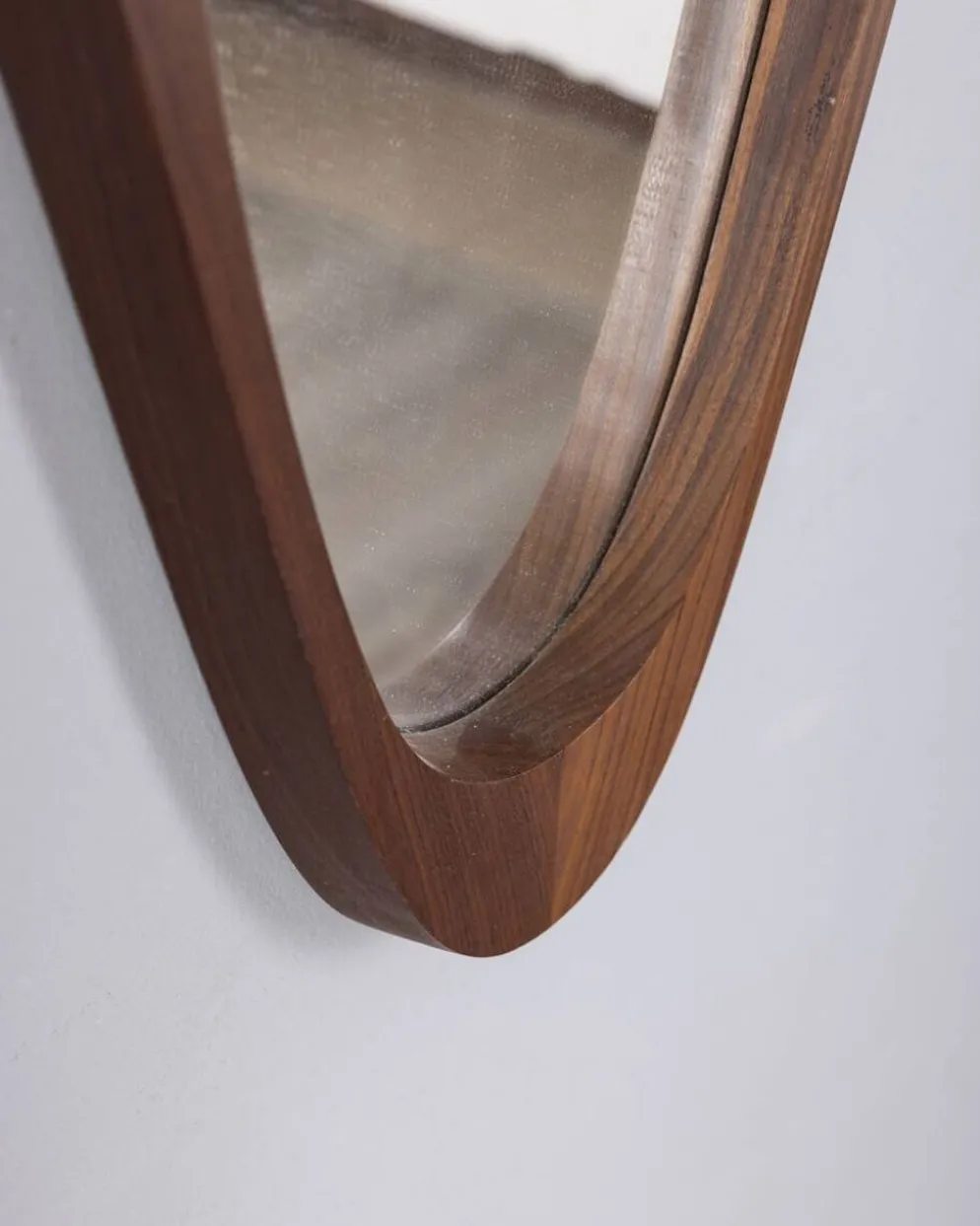 Miroir mural ovale vintage en bois des années 1960, design italien