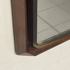 Miroir mural rectangulaire des années 50 en bois et en laiton.