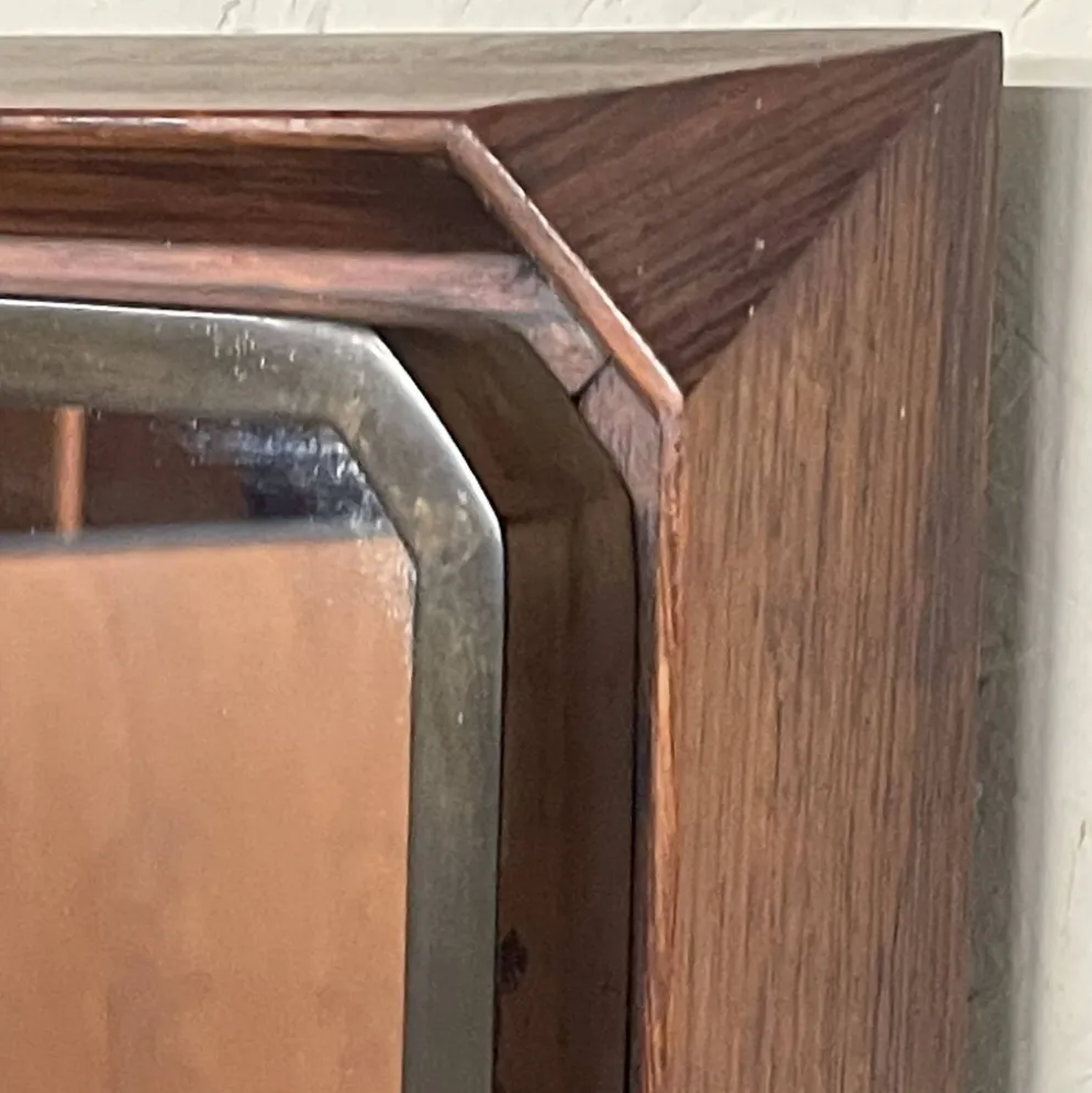 Miroir mural rectangulaire des années 50 en bois et en laiton.