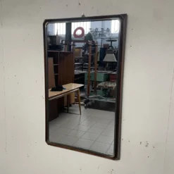 Miroir mural rectangulaire des années 50 en bois et en laiton.