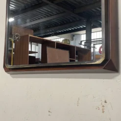 Miroir mural rectangulaire des années 50 en bois et en laiton.