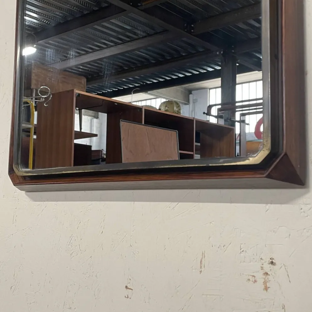 Miroir mural rectangulaire des années 50 en bois et en laiton.