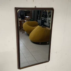 Miroir mural rectangulaire des années 50 en bois et en laiton.