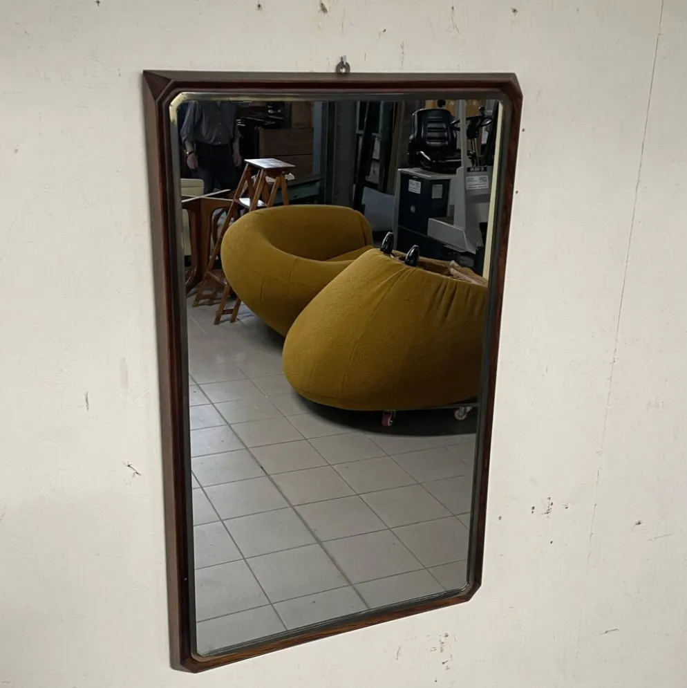 Miroir mural rectangulaire des années 50 en bois et en laiton.