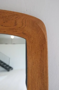 Miroir mural sculptural moderne du milieu du siècle en chêne teinté, verre, Glas & Trä 1959