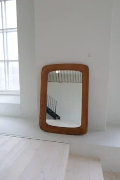 Miroir mural sculptural moderne du milieu du siècle en chêne teinté, verre, Glas & Trä 1959