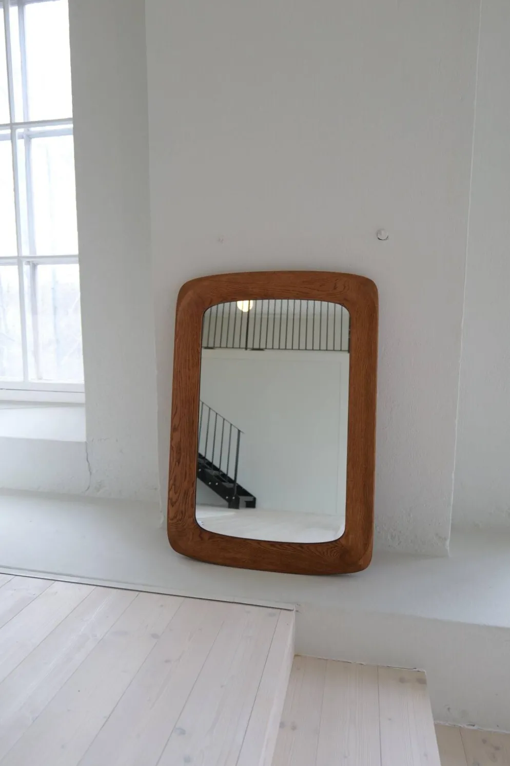 Miroir mural sculptural moderne du milieu du siècle en chêne teinté, verre, Glas & Trä 1959