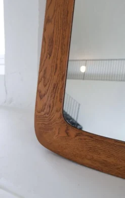 Miroir mural sculptural moderne du milieu du siècle en chêne teinté, verre, Glas & Trä 1959