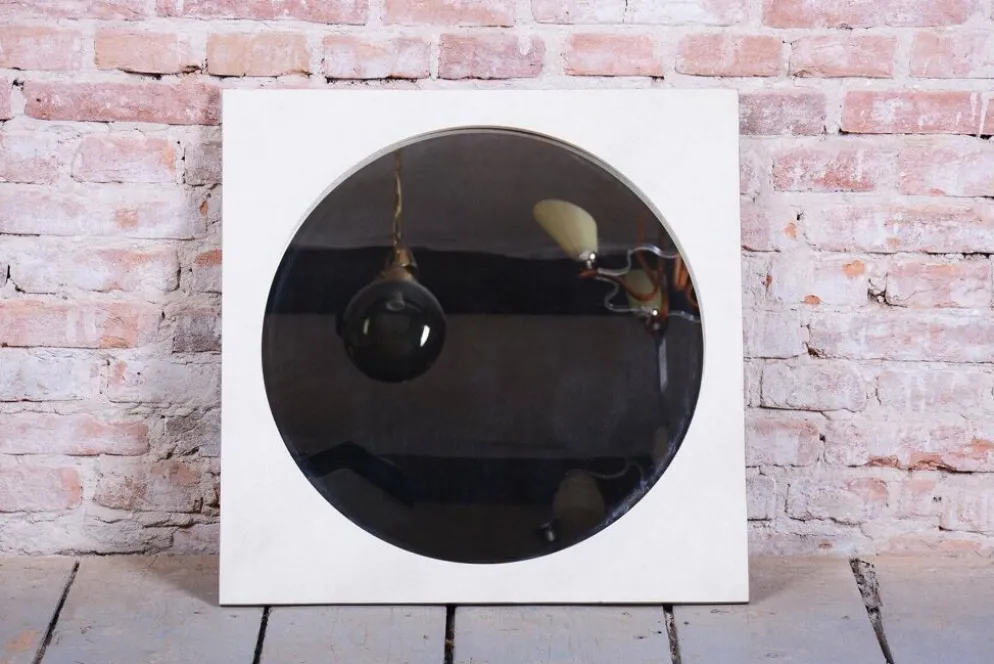 Miroir mural tchèque des années 70 avec cadre en bois.