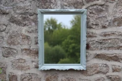 Miroir mural vintage en bois sculpté bleu-vert – style rocaille – H48 cm
