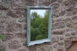 Miroir mural vintage en bois sculpté bleu-vert – style rocaille – H48 cm