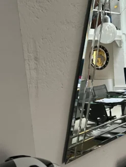 Miroir mural vintage en forme de grand triangle avec décoration biseautée