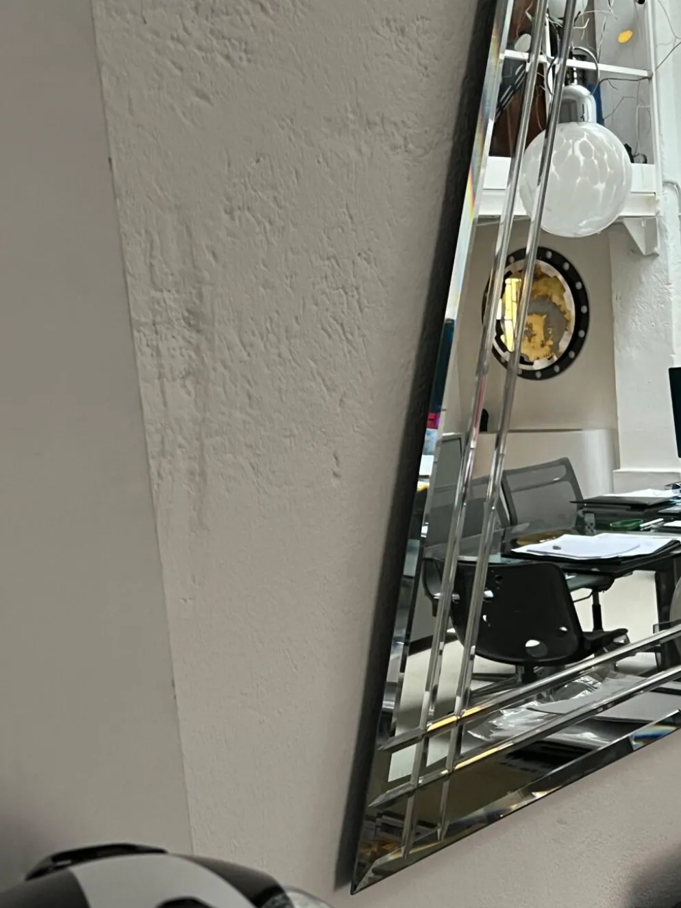 Miroir mural vintage en forme de grand triangle avec décoration biseautée