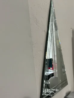 Miroir mural vintage en forme de grand triangle avec décoration biseautée