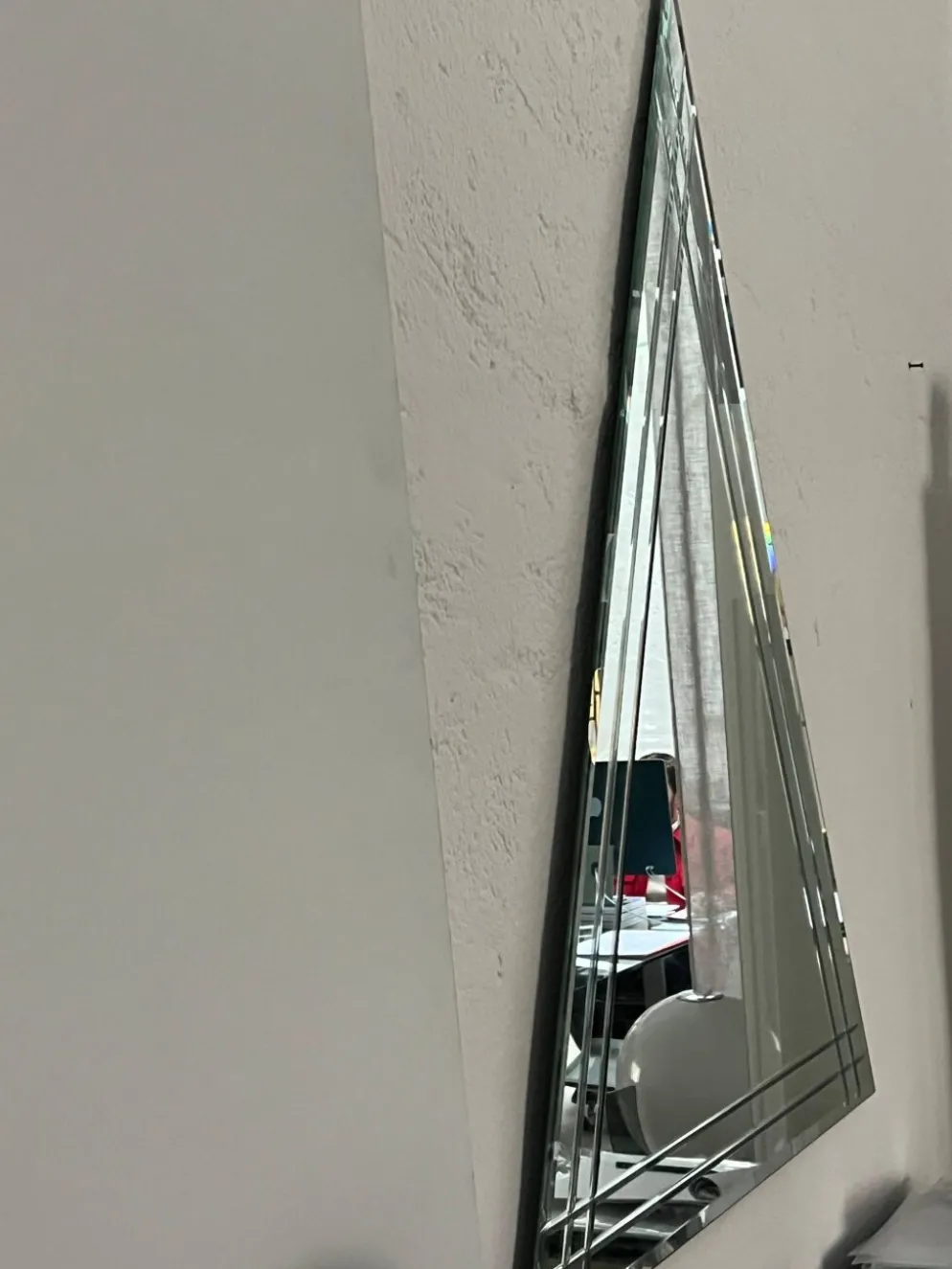 Miroir mural vintage en forme de grand triangle avec décoration biseautée