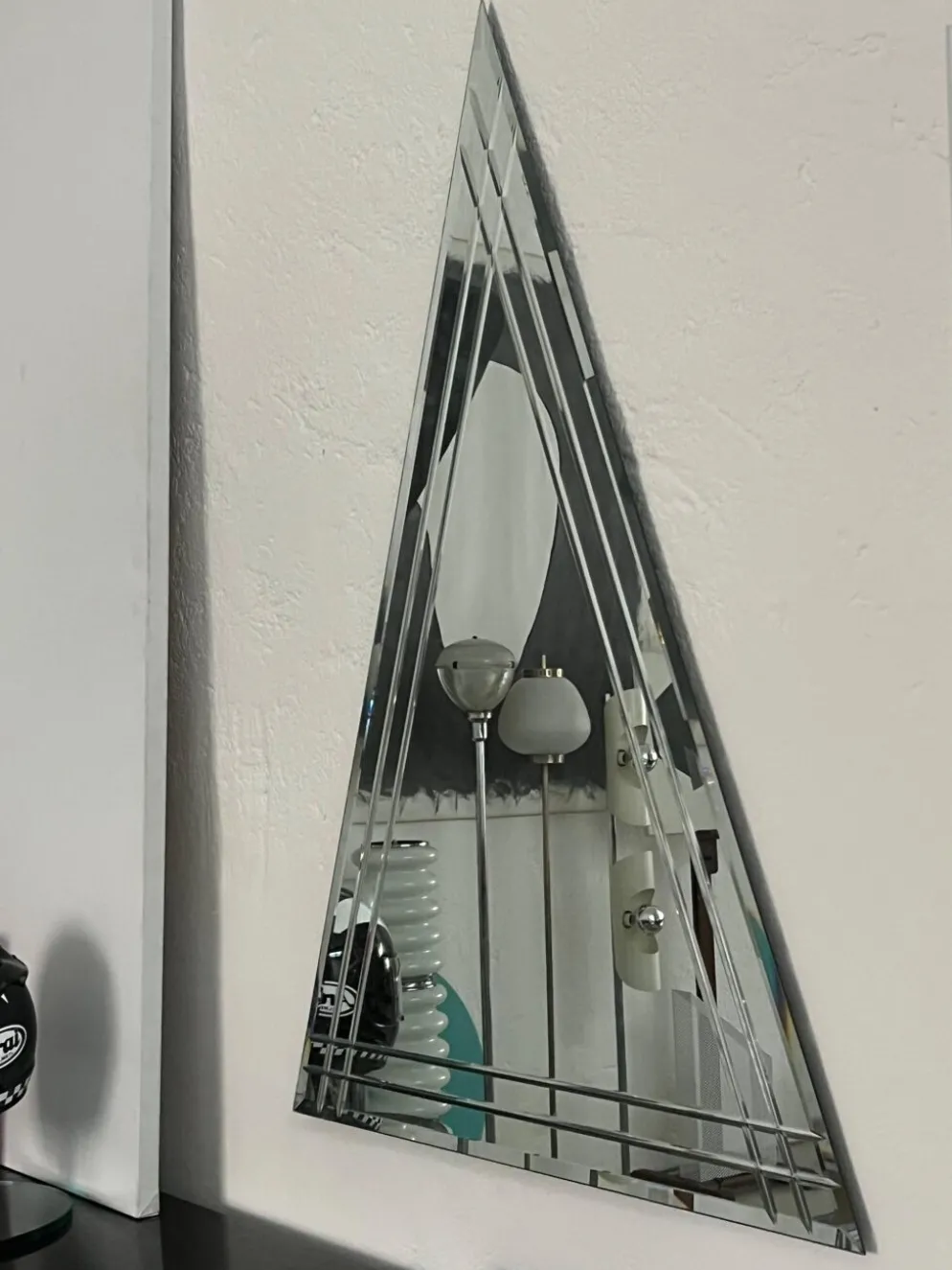Miroir mural vintage en forme de grand triangle avec décoration biseautée
