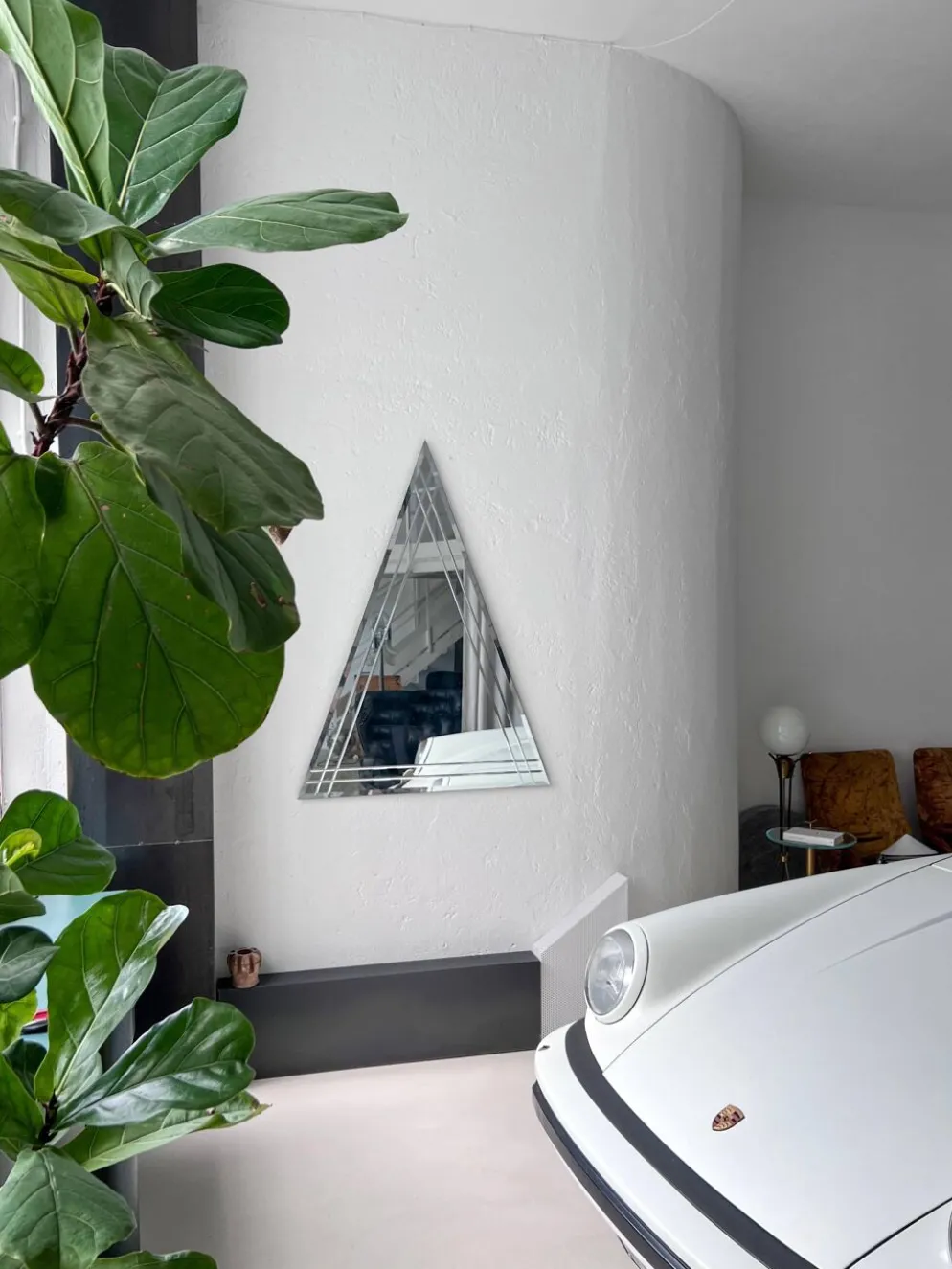 Miroir mural vintage en forme de grand triangle avec décoration biseautée