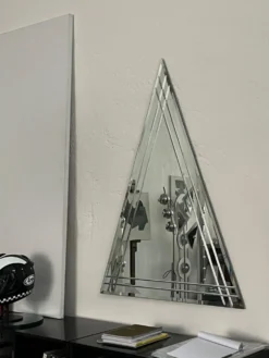 Miroir mural vintage en forme de grand triangle avec décoration biseautée