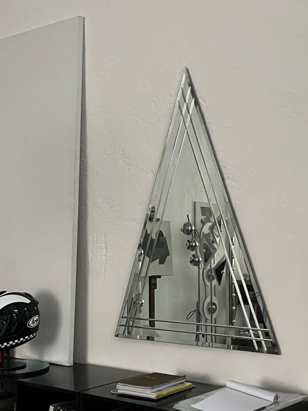 Miroir mural vintage en forme de grand triangle avec décoration biseautée