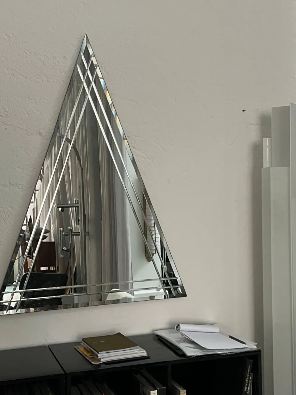 Miroir mural vintage en forme de grand triangle avec décoration biseautée