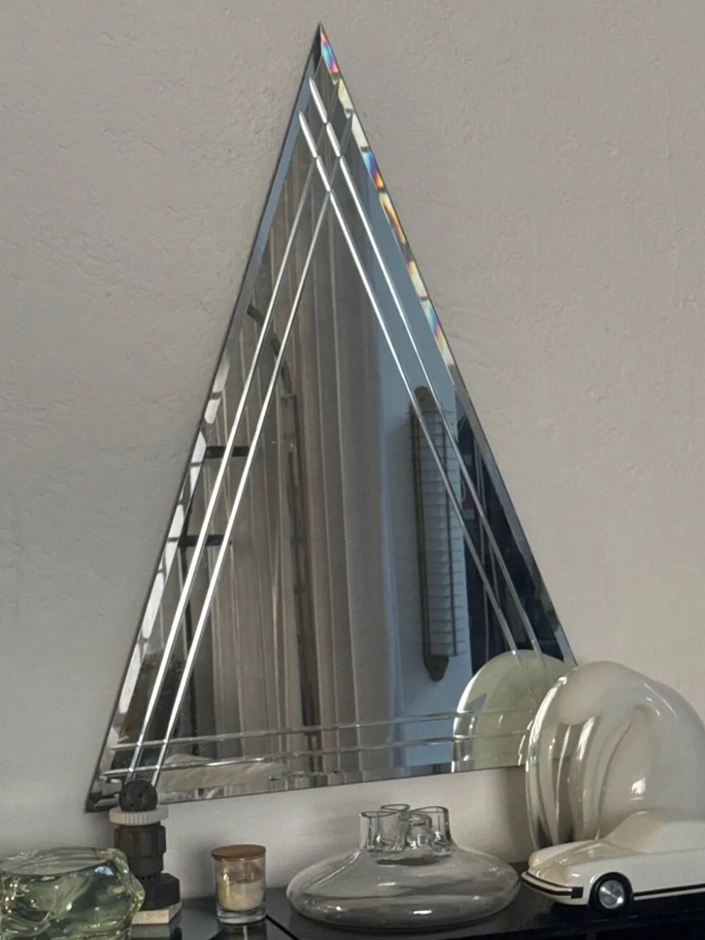 Miroir mural vintage en forme de grand triangle avec décoration biseautée