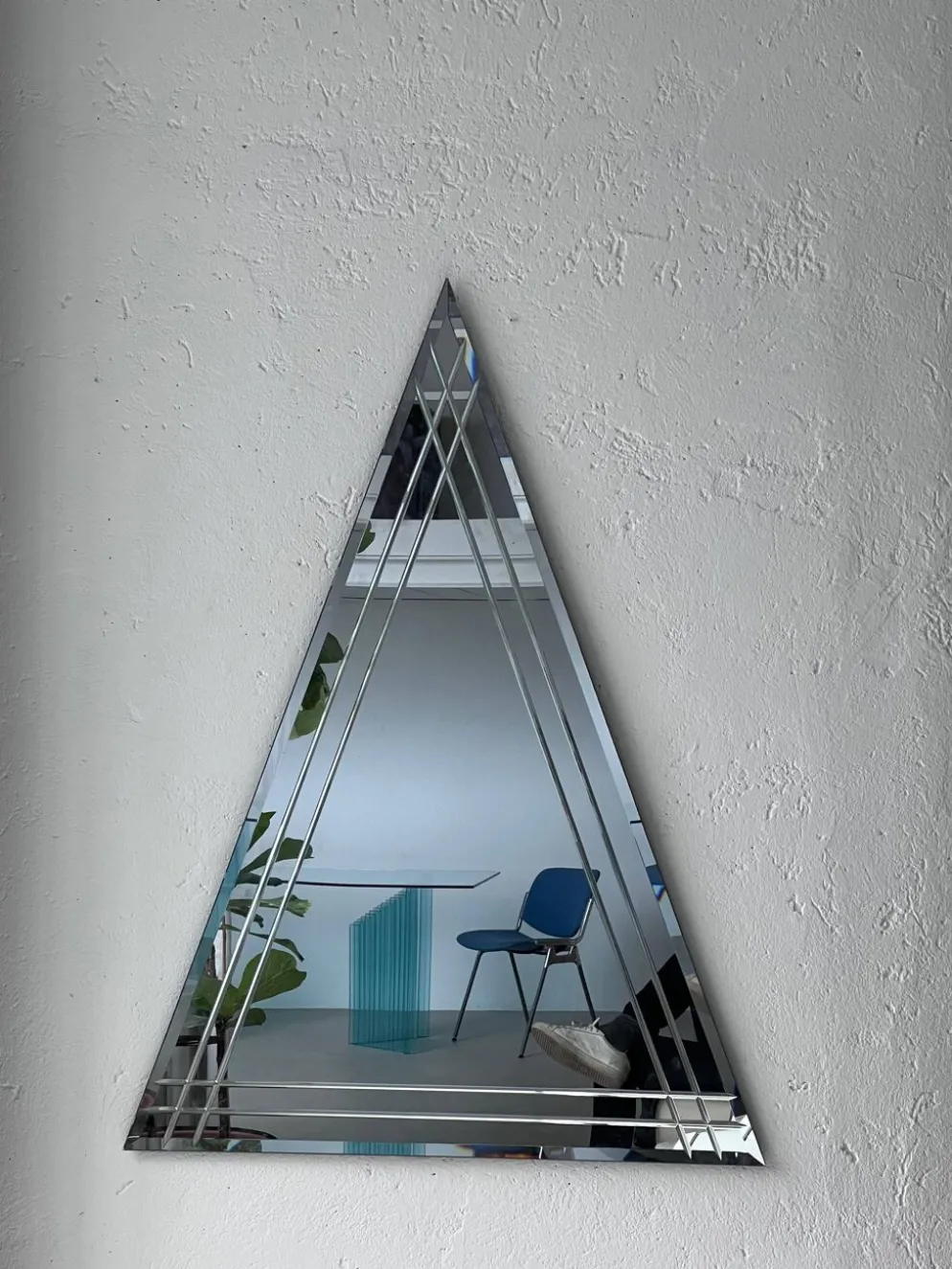 Miroir mural vintage en forme de grand triangle avec décoration biseautée
