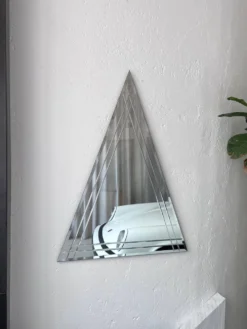 Miroir mural vintage en forme de grand triangle avec décoration biseautée