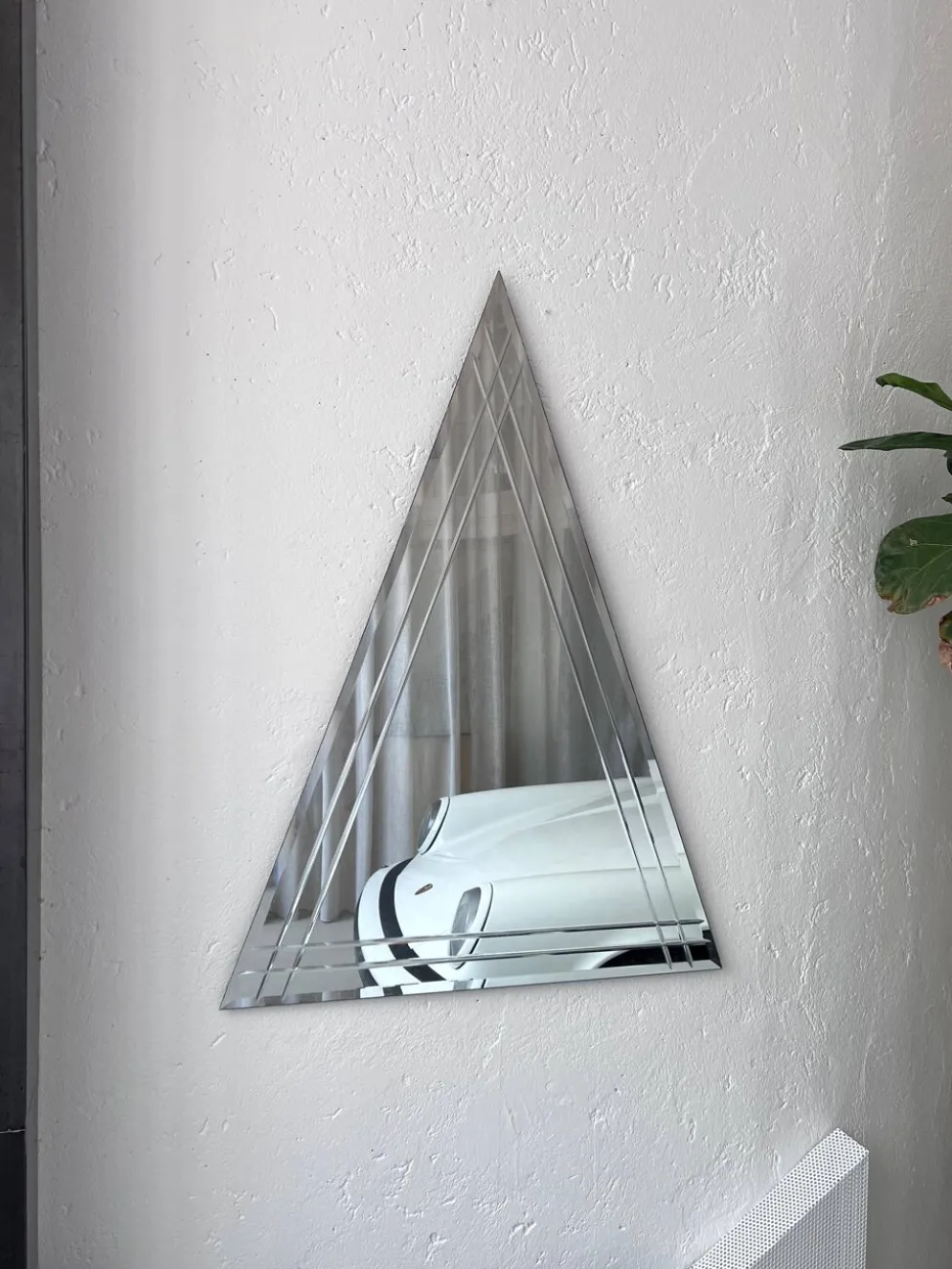 Miroir mural vintage en forme de grand triangle avec décoration biseautée