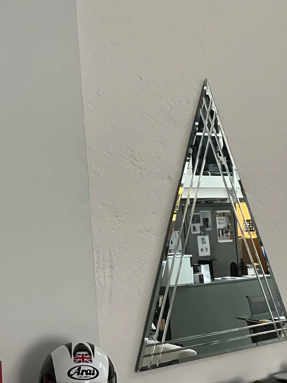 Miroir mural vintage en forme de grand triangle avec décoration biseautée