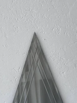 Miroir mural vintage en forme de grand triangle avec décoration biseautée