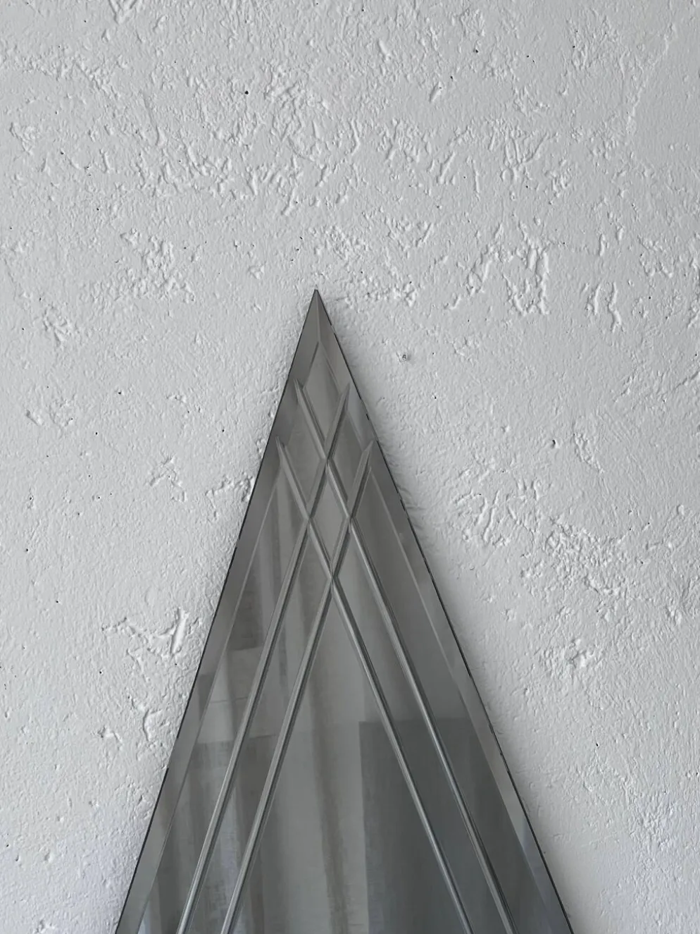 Miroir mural vintage en forme de grand triangle avec décoration biseautée