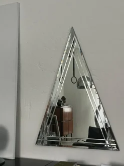 Miroir mural vintage en forme de grand triangle avec décoration biseautée