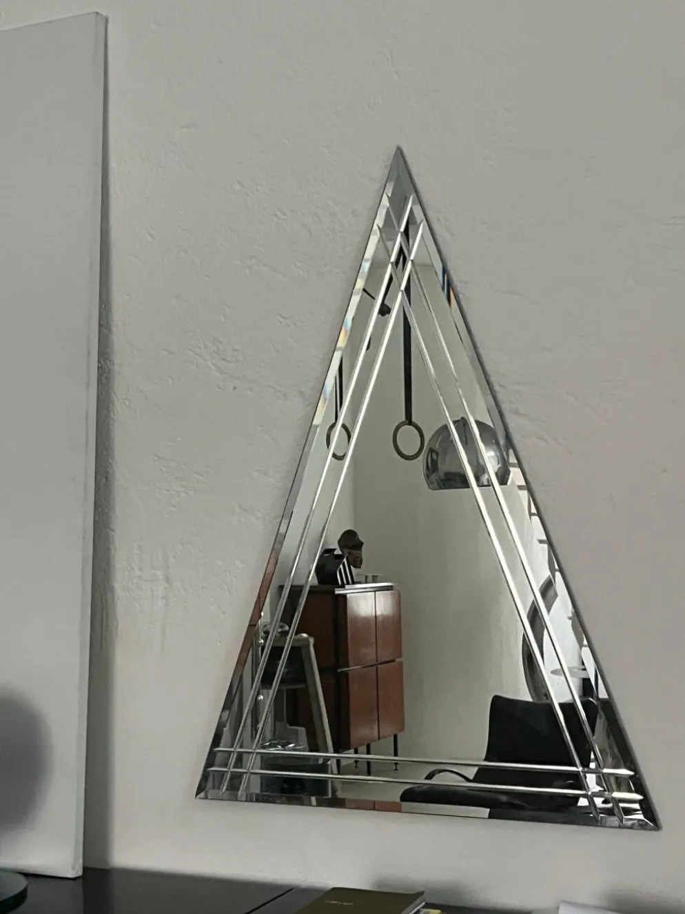 Miroir mural vintage en forme de grand triangle avec décoration biseautée
