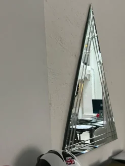 Miroir mural vintage en forme de grand triangle avec décoration biseautée