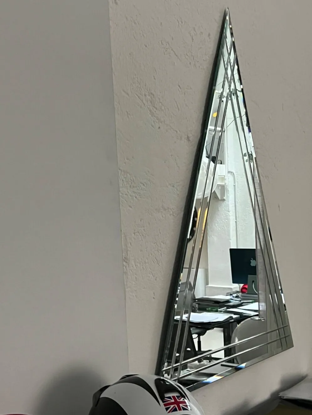 Miroir mural vintage en forme de grand triangle avec décoration biseautée
