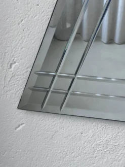 Miroir mural vintage en forme de grand triangle avec décoration biseautée