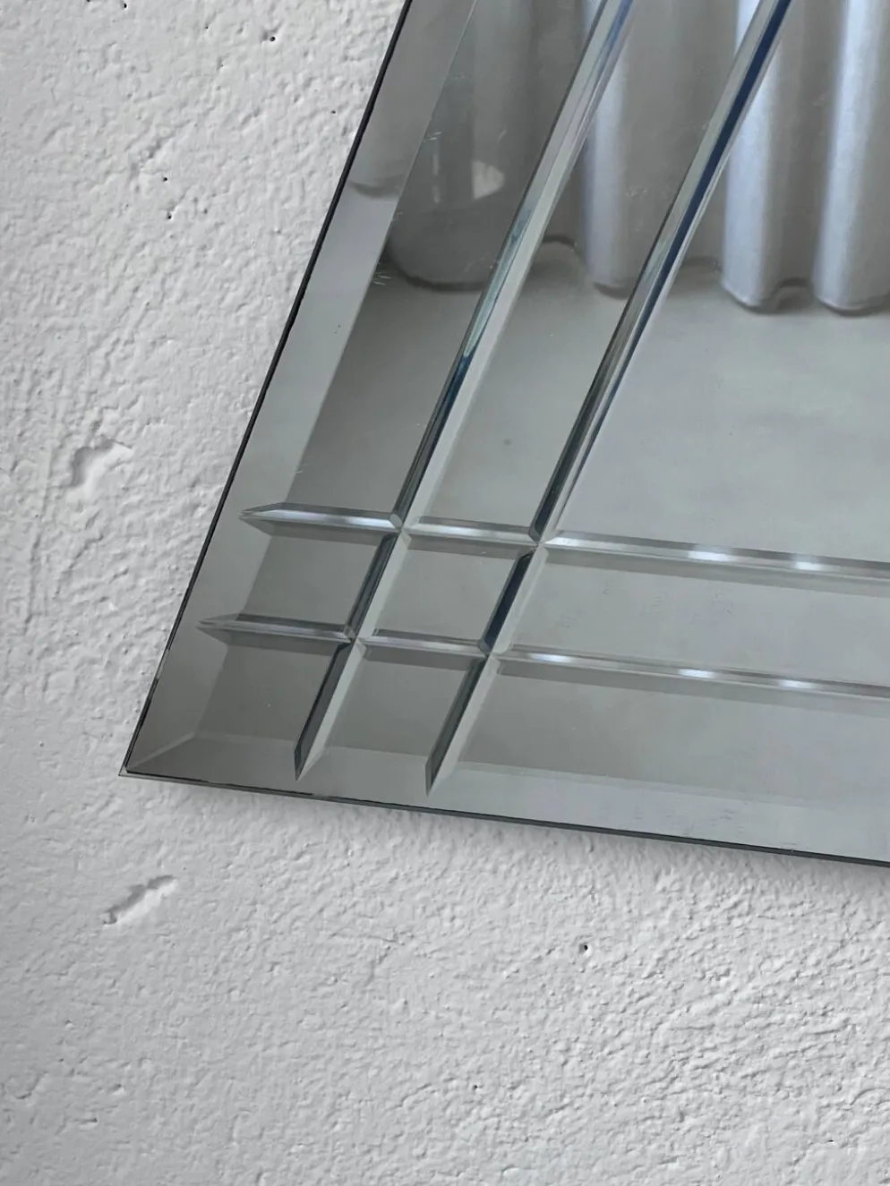 Miroir mural vintage en forme de grand triangle avec décoration biseautée