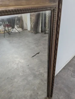 Miroir Napoléon III à cadre en bois sculpté et doré