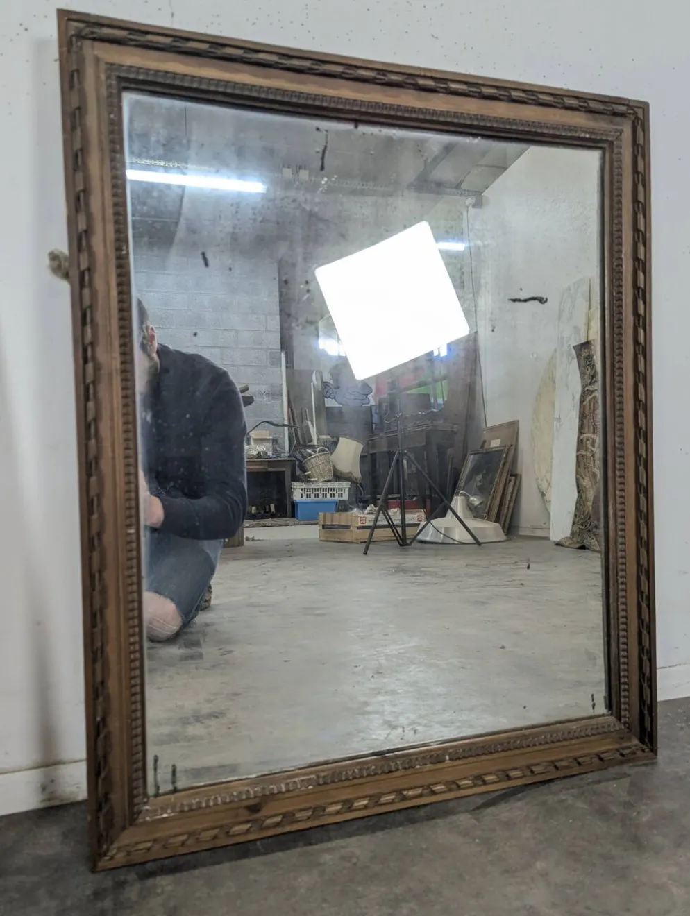 Miroir Napoléon III à cadre en bois sculpté et doré