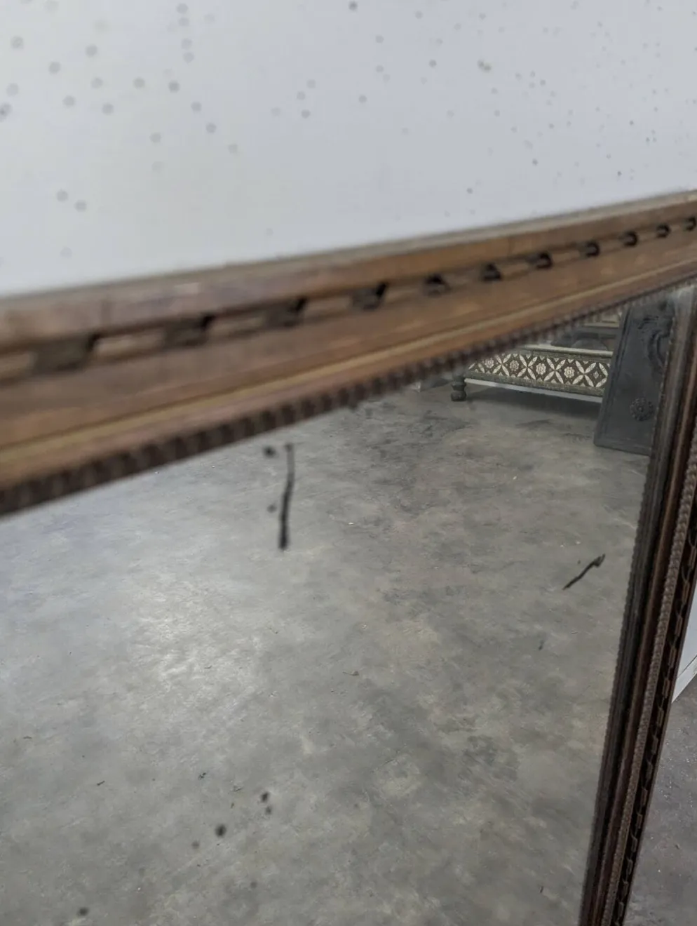 Miroir Napoléon III à cadre en bois sculpté et doré