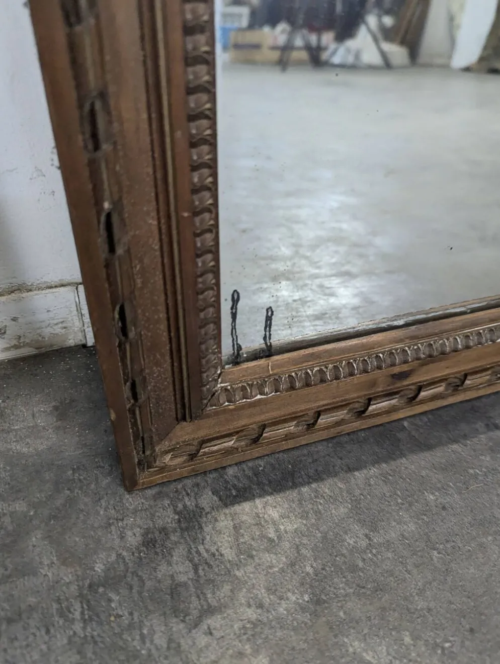 Miroir Napoléon III à cadre en bois sculpté et doré