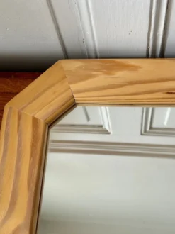 Miroir octogonal en bois clair et nervuré