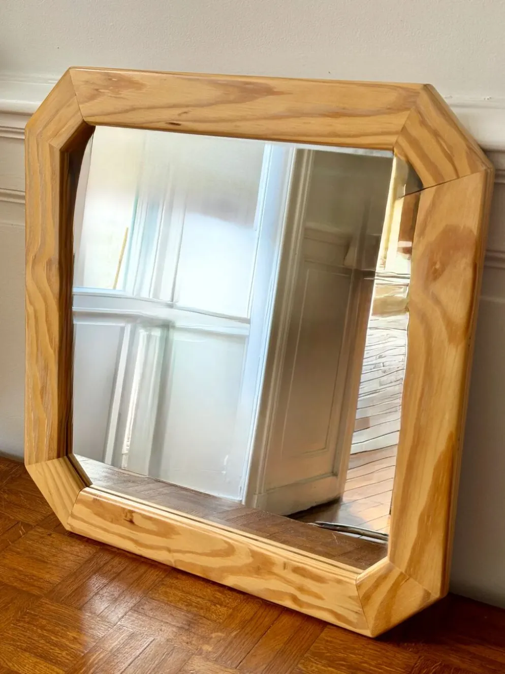 Miroir octogonal en bois clair et nervuré
