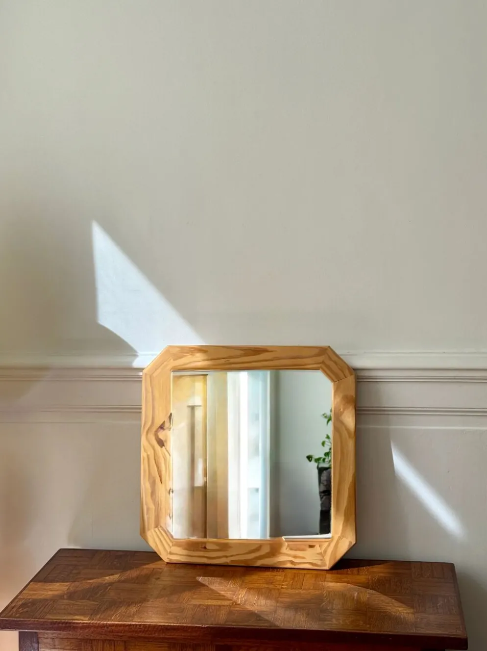 Miroir octogonal en bois clair et nervuré