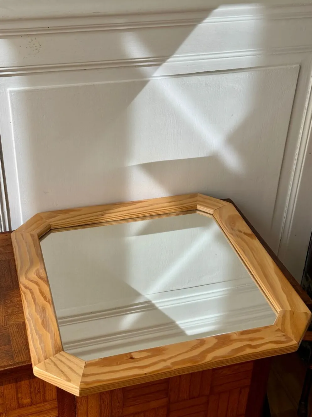 Miroir octogonal en bois clair et nervuré