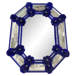 Miroir octogonal en verre de Murano italien élégant avec détails floraux bleus sculptés.