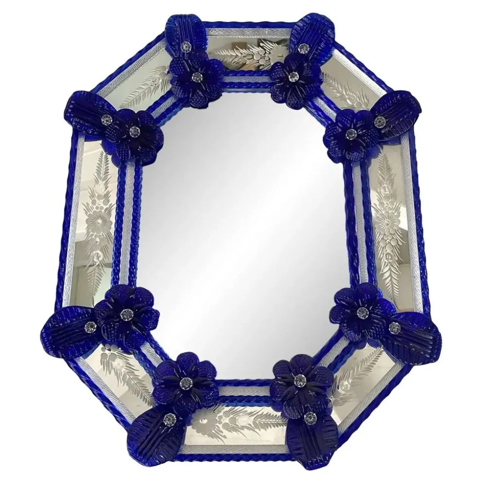 Miroir octogonal en verre de Murano italien élégant avec détails floraux bleus sculptés.